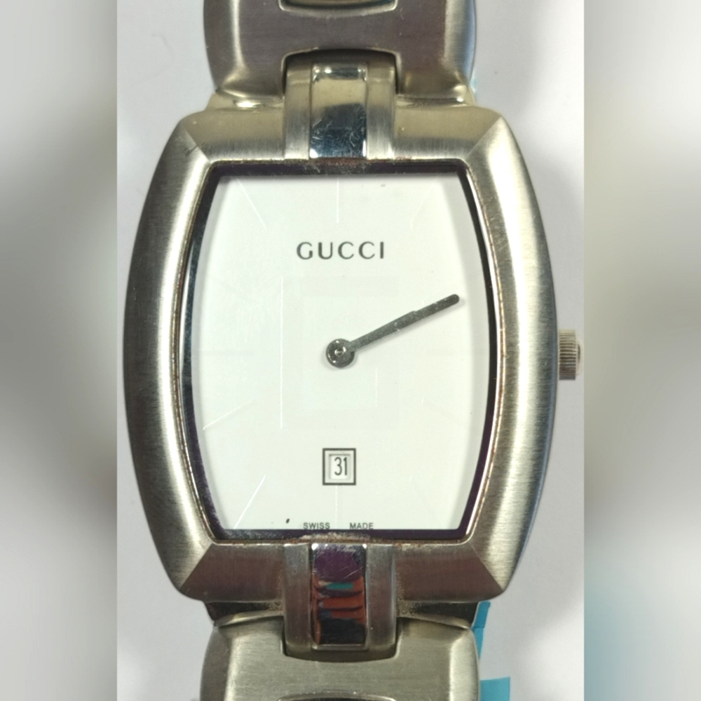 Gucci Women's Watch in New Condition *Needs battery replacement* - Picture 3 of 11